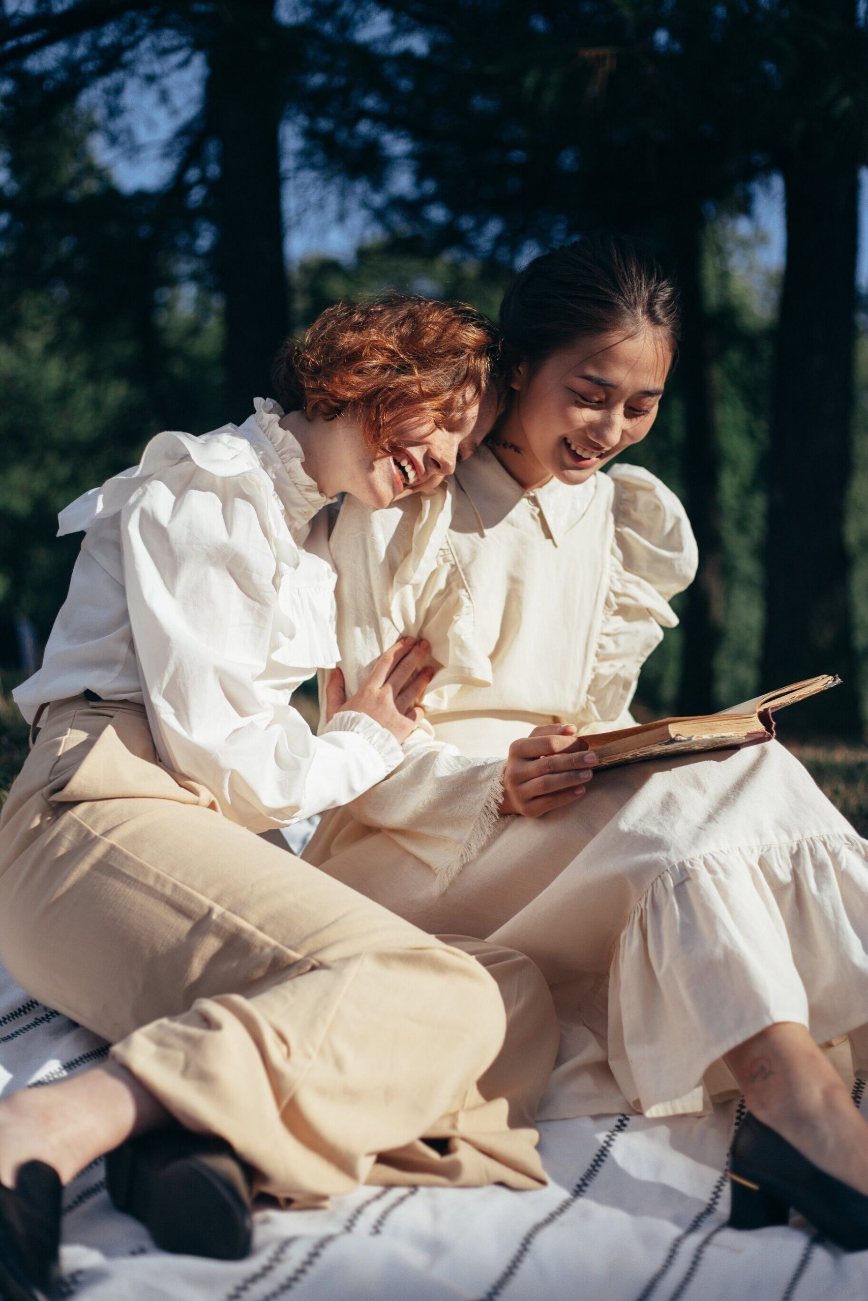 hai cô gái đọc sách cười 