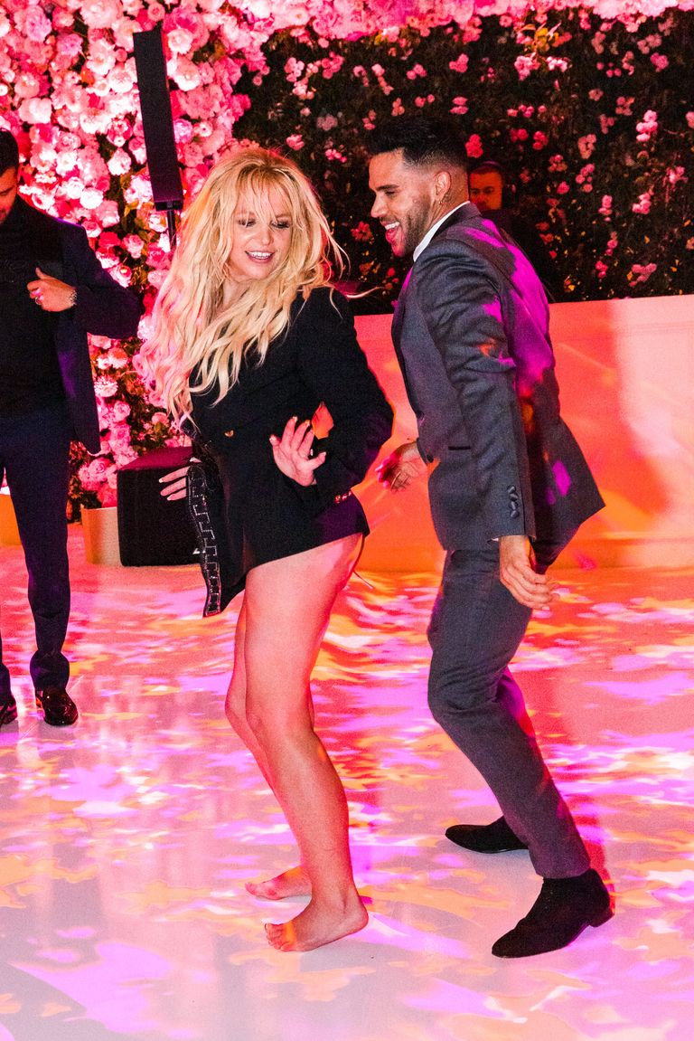 Britney Spears trong mini den dang blazer nha Versace - Váy cưới của “Công chúa nhạc Pop” Britney Spears hoàn thiện sau 700 giờ ở xưởng may Atelier Versace