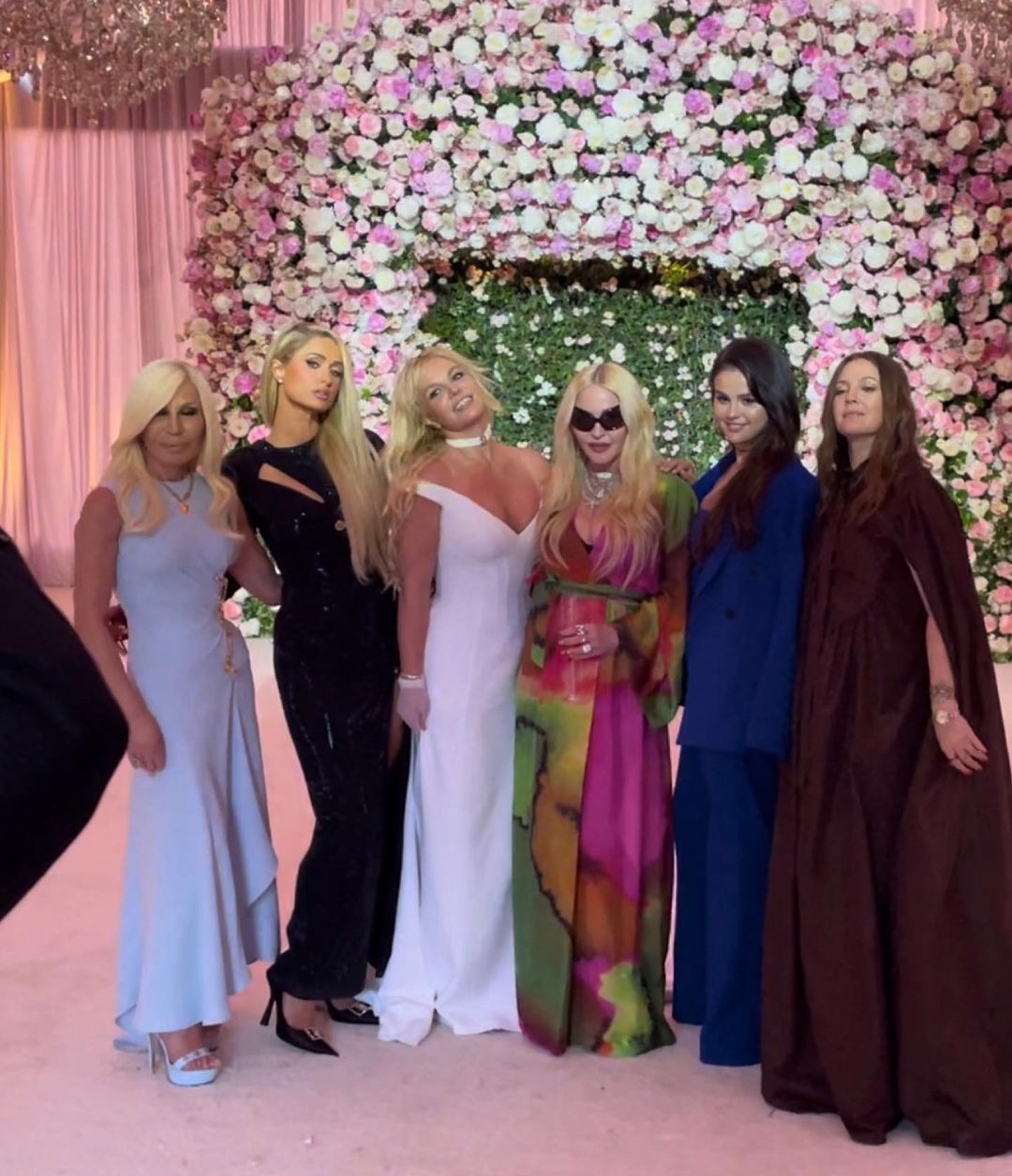 Khach moi dinh dam trong dam cuoi Britney - Váy cưới của “Công chúa nhạc Pop” Britney Spears hoàn thiện sau 700 giờ ở xưởng may Atelier Versace