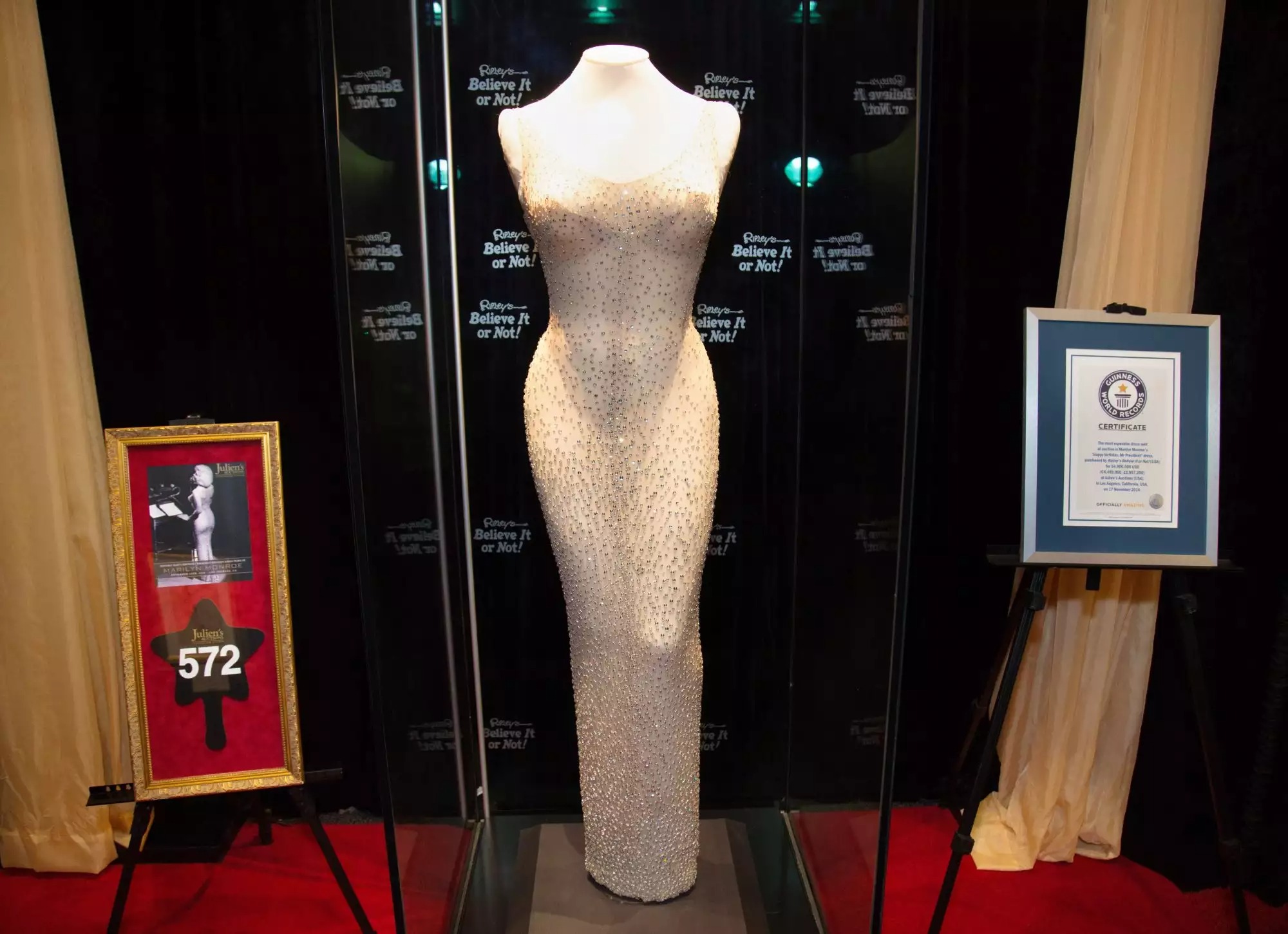 nguyên bản chiếc váy của Marilyn Monroe trong bảo tàng