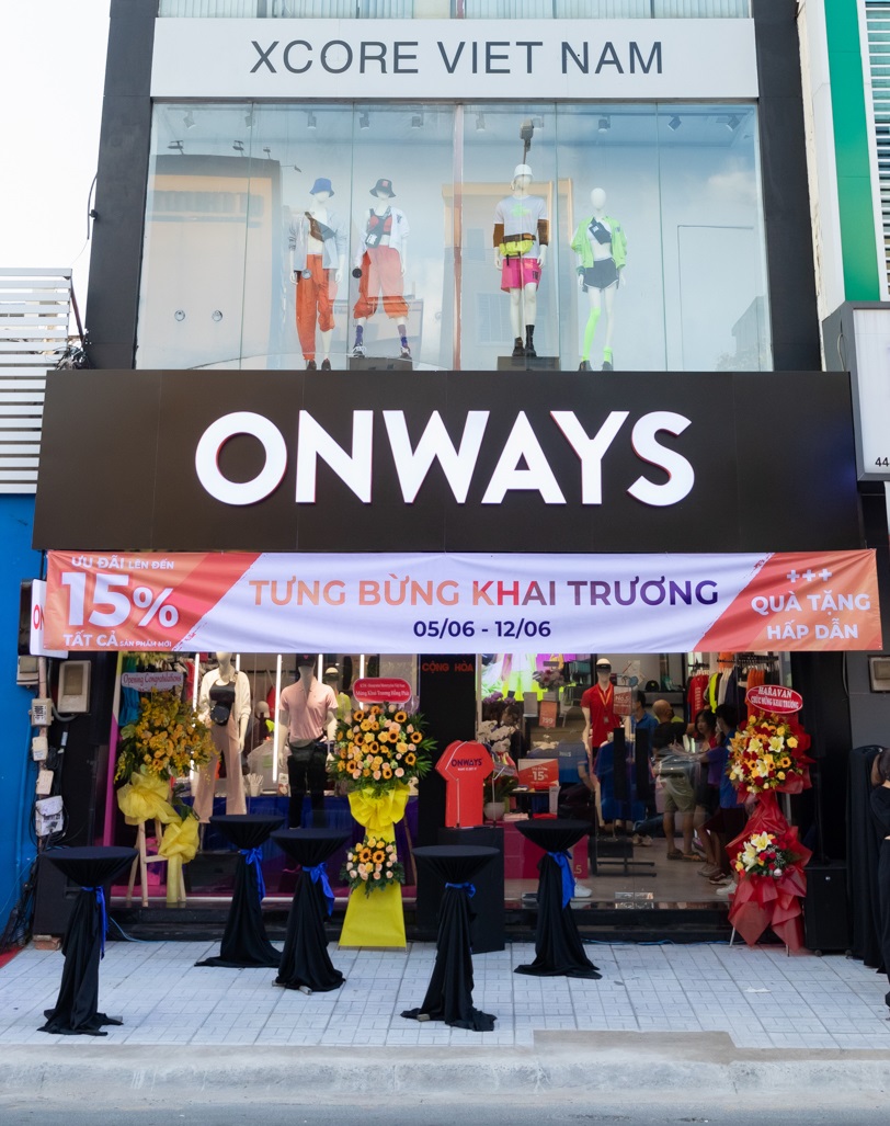 bên ngoài cửa hàng Onways Cộng Hòa