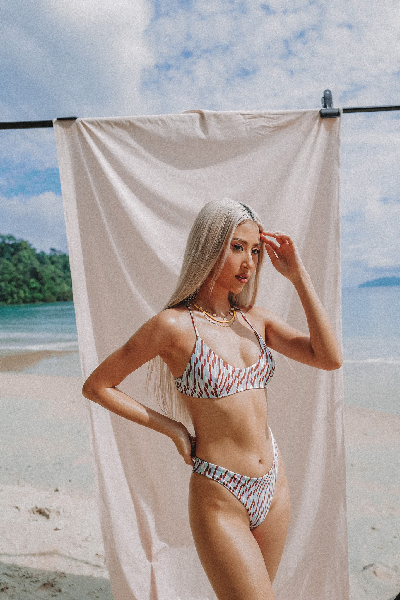 Quỳnh Anh Shyn mặc thiết kế bikini của H&M mùa Hè 2022