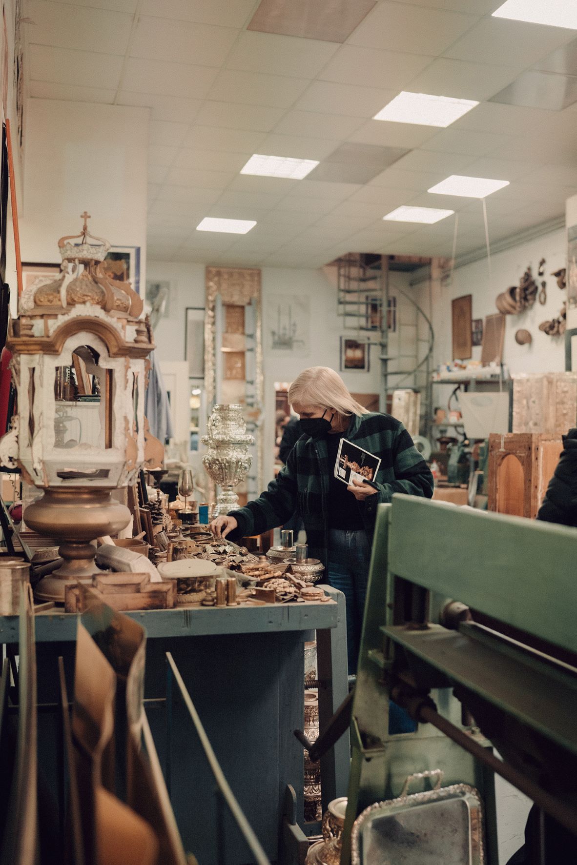 Giám đốc Sáng tạo của Dior thăm các xưởng savoir-faire