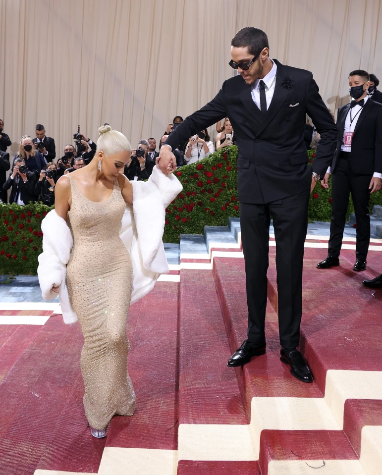 Kim Kardashian gặp nhiều khó khăn khi di chuyển trong váy Marilyn tại Met Gala