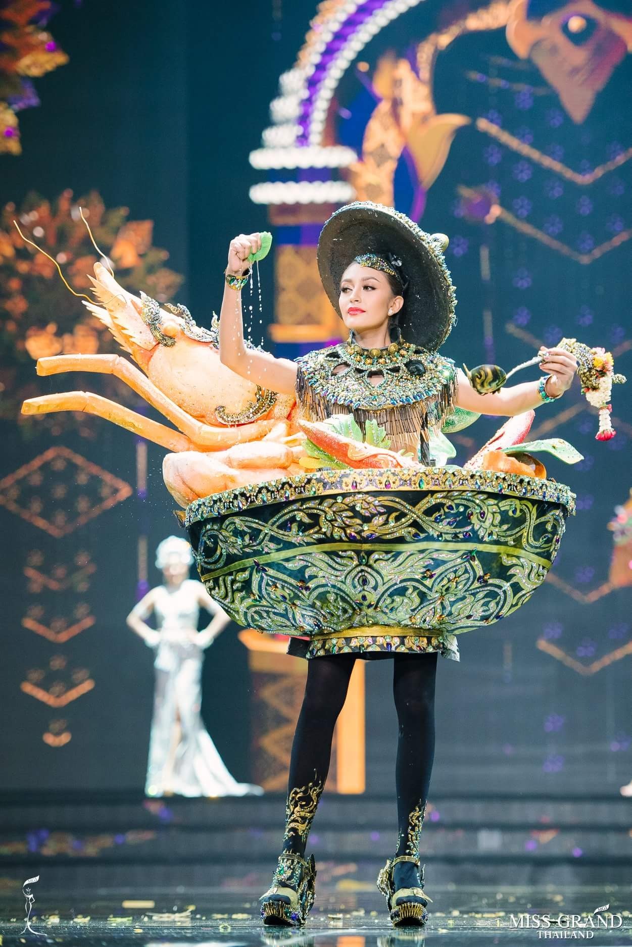 thailand tom yum credit PHOOWIN - Bàn luận về tính thẩm mỹ của thiết kế quốc phục tại các cuộc thi hoa hậu