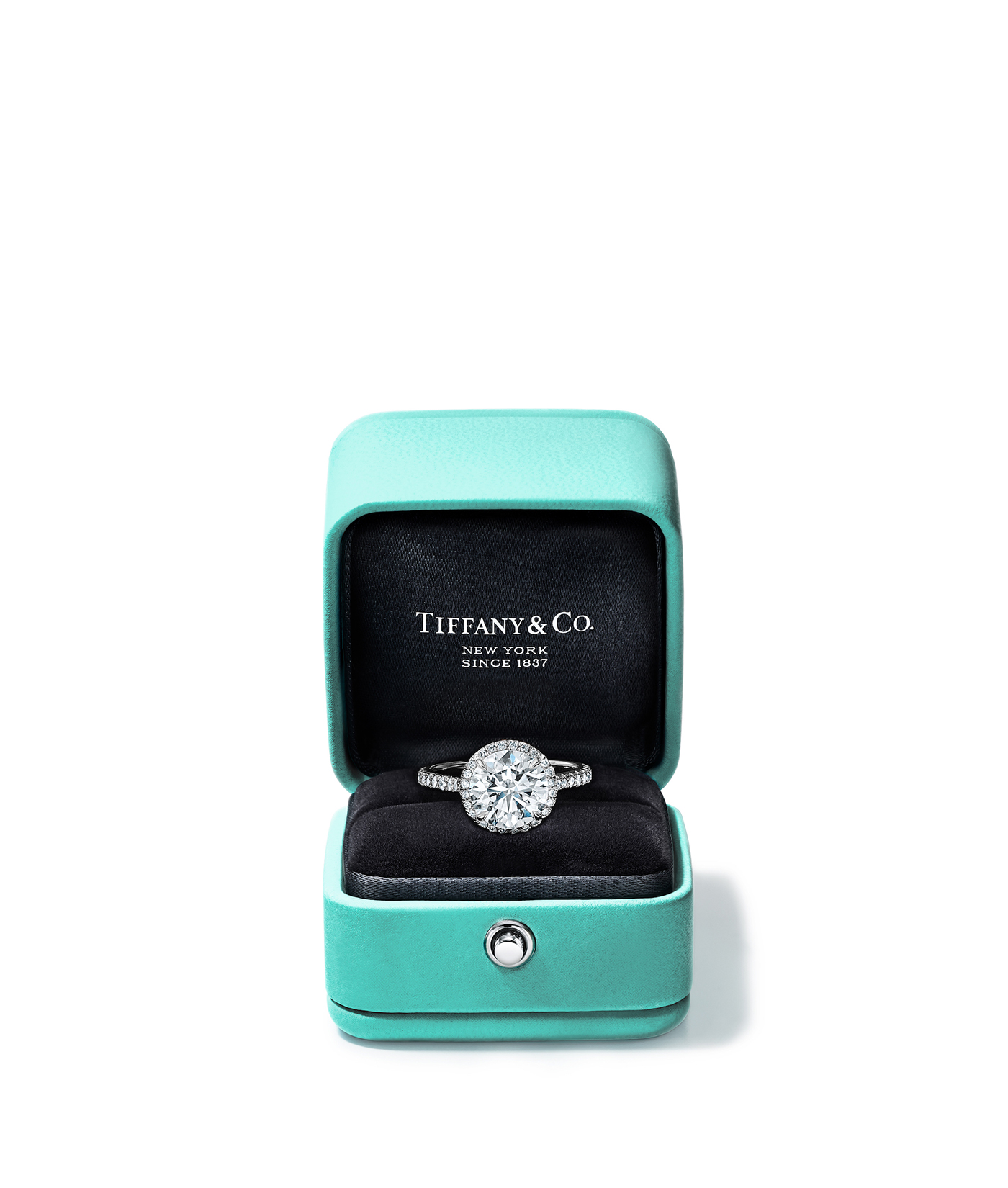 nhẫn đính hôn kim cương của Tiffany & Co.