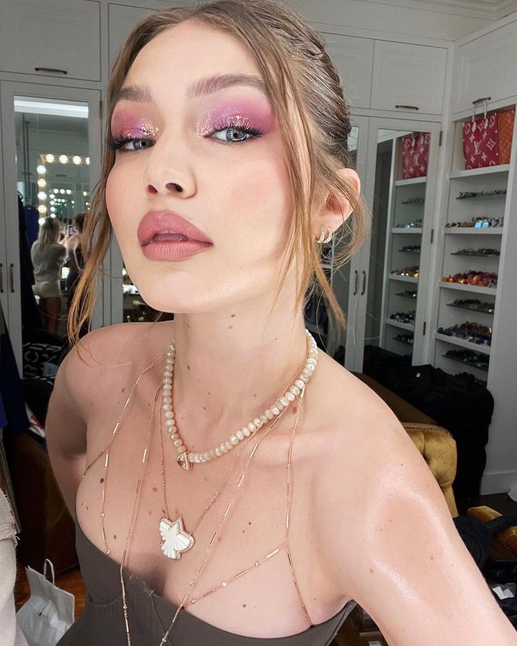 Gigi Hadid tóc búi