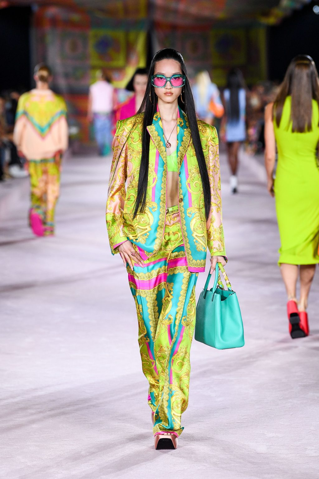 Versa SS22 Fashion Show 7 1024x1536 - Versace Xuân-Hè 2022: Tôn vinh di sản dưới góc nhìn Gen Z