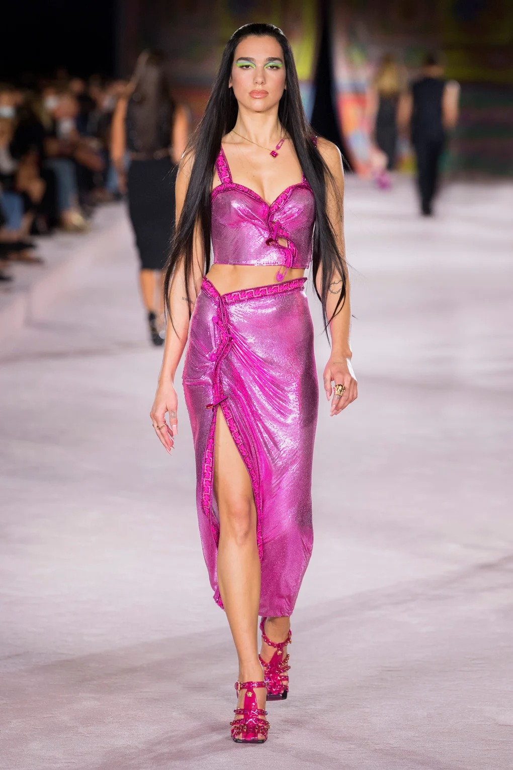 Versa SS22 Fashion Show 9 - Versace Xuân-Hè 2022: Tôn vinh di sản dưới góc nhìn Gen Z
