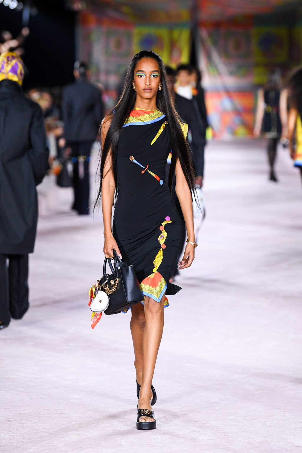 Versa SS22 Fashion Show 3 1024x1536 - Versace Xuân-Hè 2022: Tôn vinh di sản dưới góc nhìn Gen Z