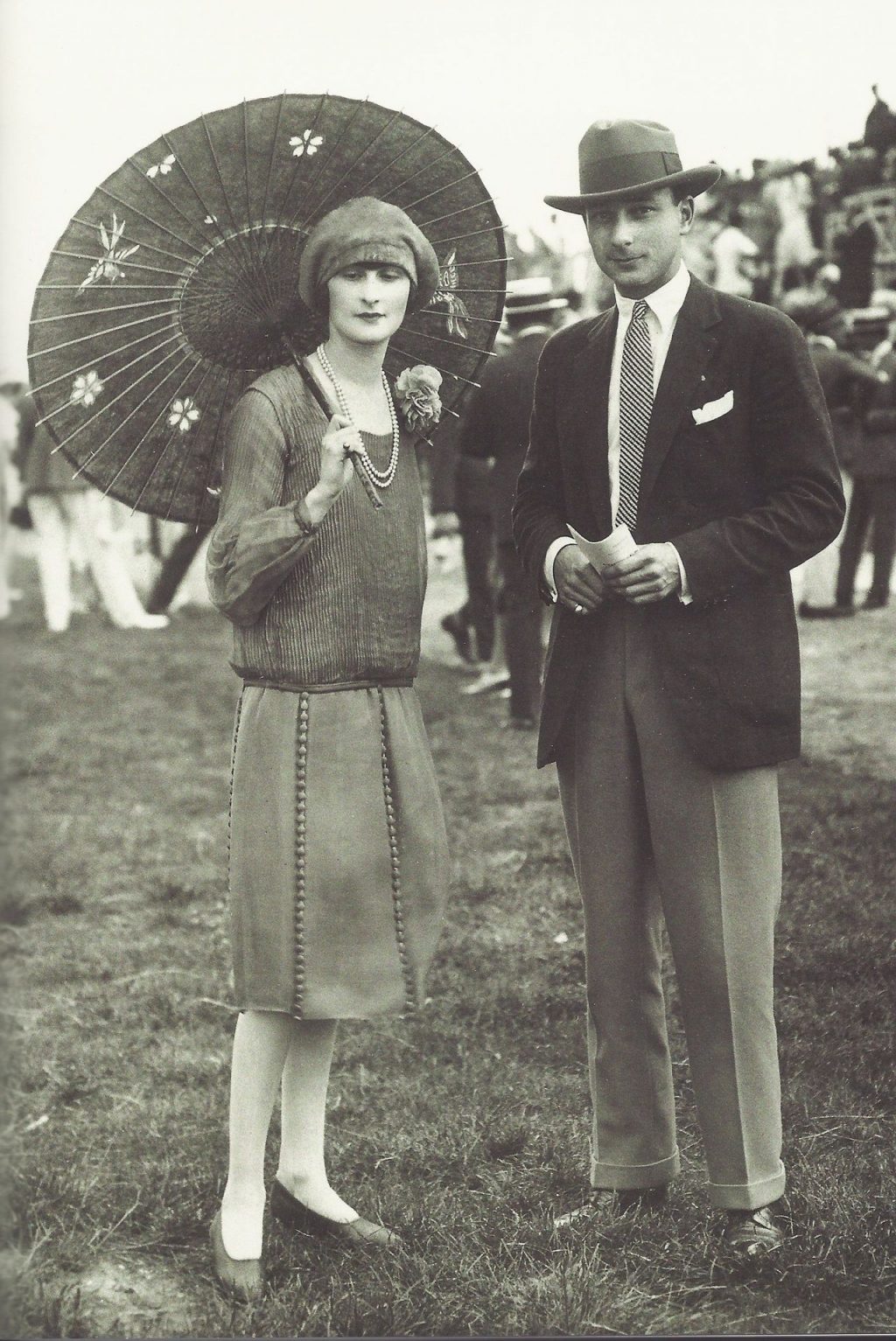 Trang phục nam và nữ thập niêm 1920 trắng đen