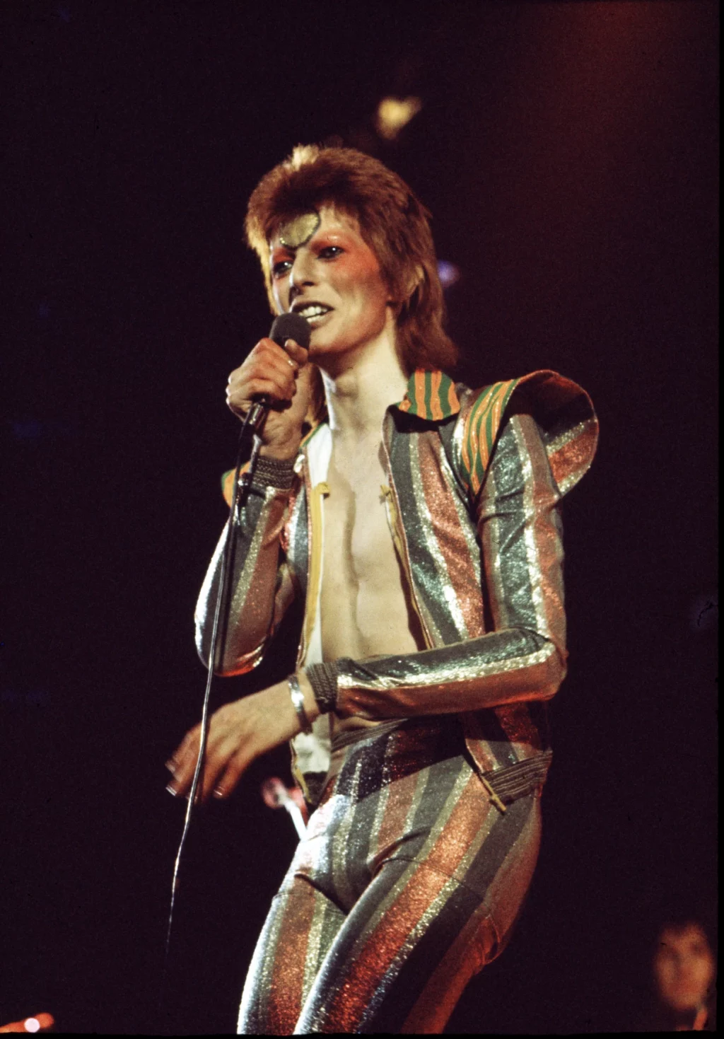 thời trang David Bowie on stage with his glam rock style 1980s