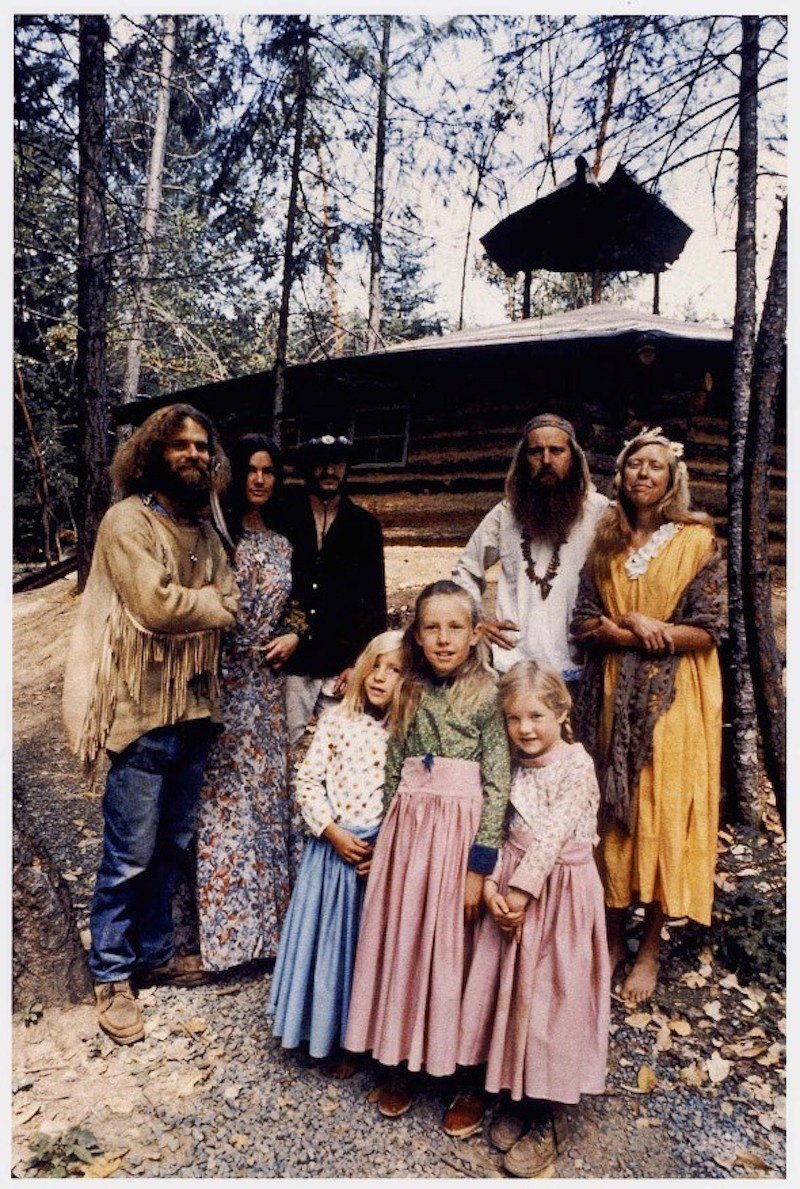 thời trang family photo in hippie style during 1960
