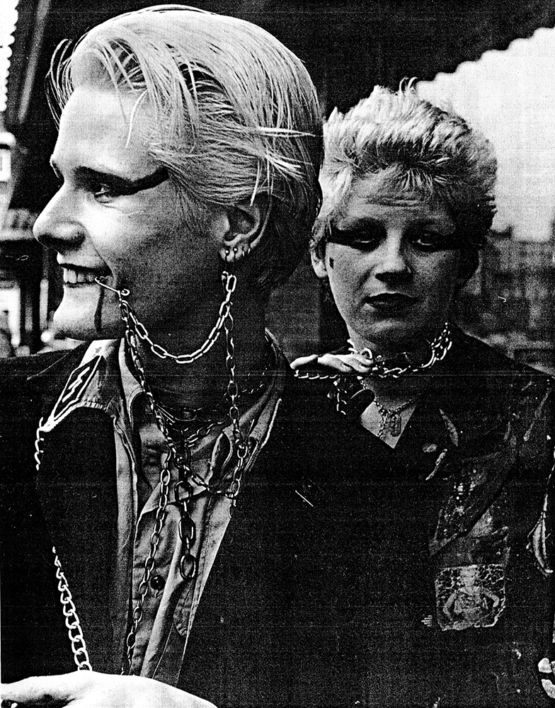 thời trang 2 men in punk fashion in 1970s in black and white