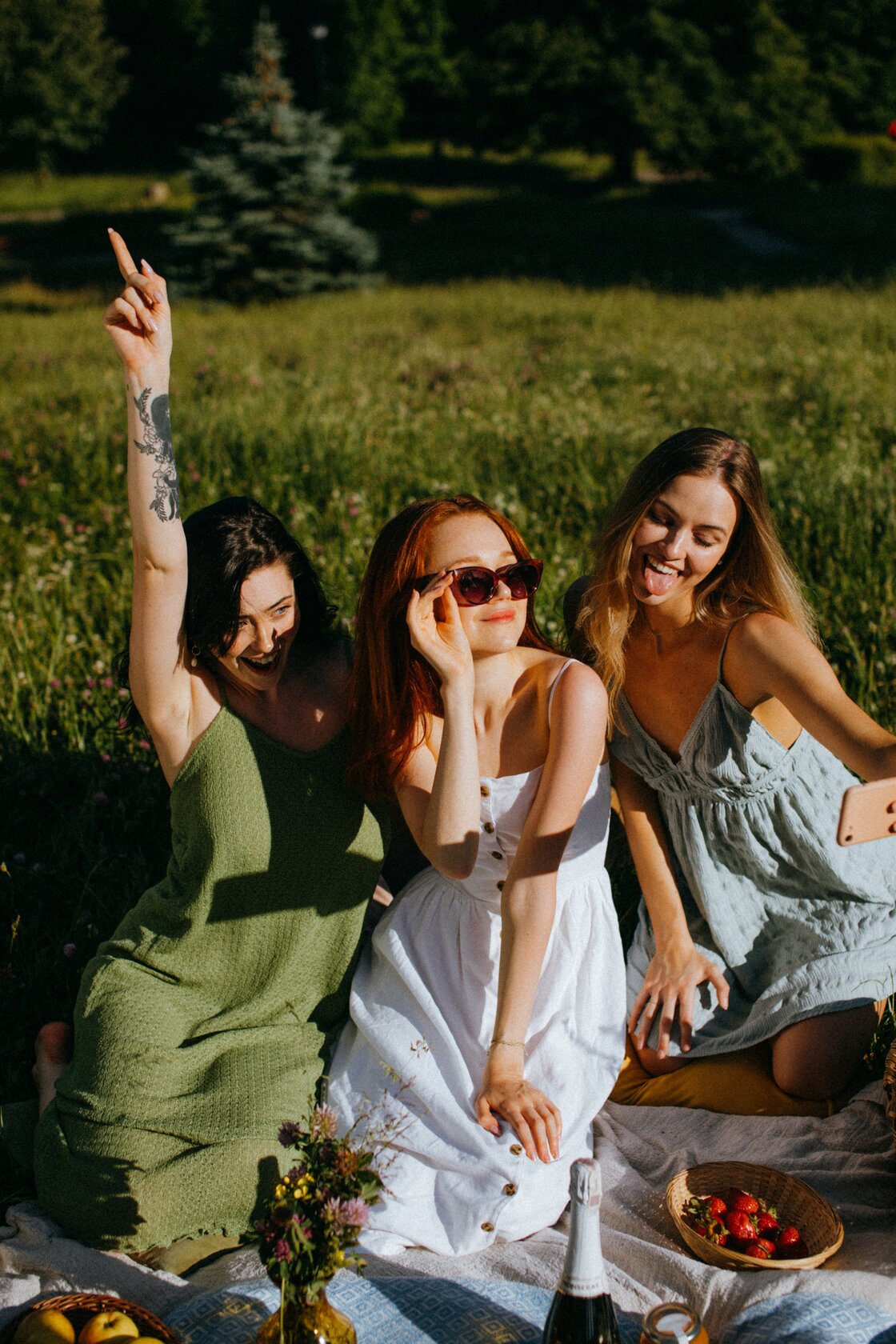ba người bạn ngồi trên bãi cỏ tình bạn