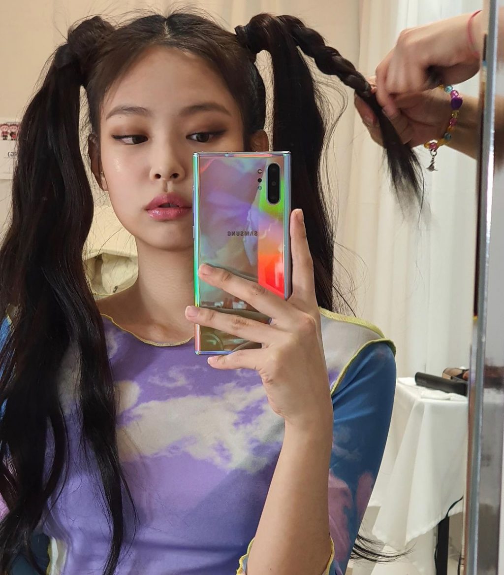jennie dung op lung dien thoai hologram 1024x1167 - Cách BLACKPINK, Dua Lipa và hội IT-Girl tô điểm cho tấm ảnh selfie với ốp lưng điện thoại
