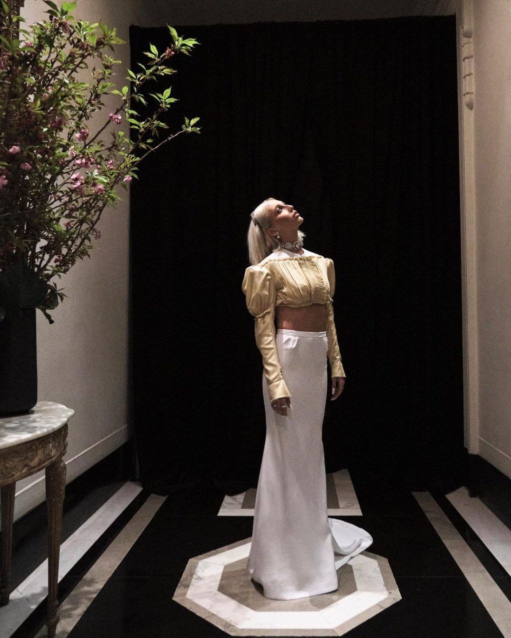 Trang phục Louis Vuitton của Emma Chamberlain
