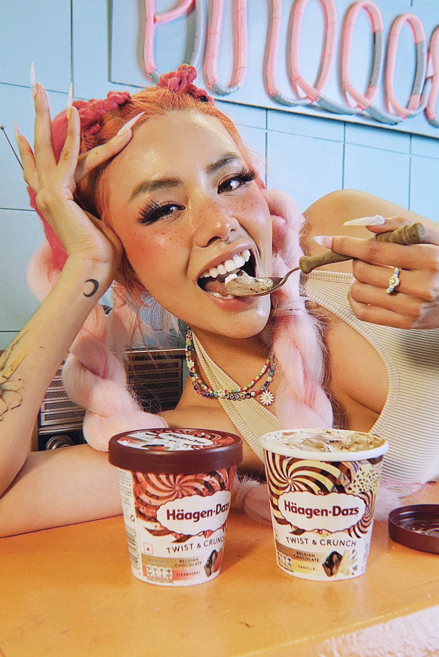 beauty blogger Gấu Zoan ăn kem Häagen-Dazs vị Twist & Crunch có thông điệp Love The Twist