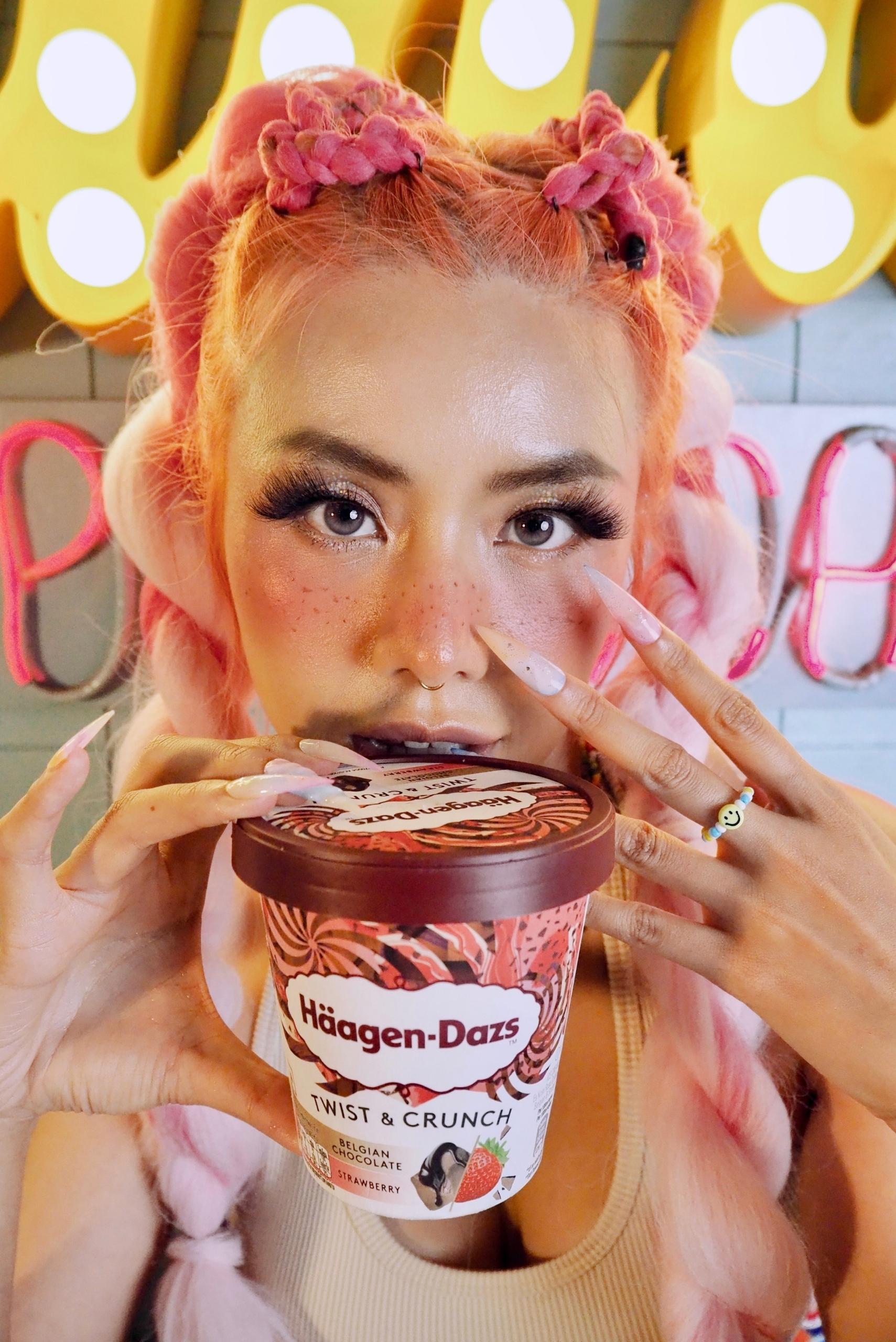 beauty blogger Gấu Zoan ăn kem Häagen-Dazs vị Twist & Crunch có thông điệp Love The Twist