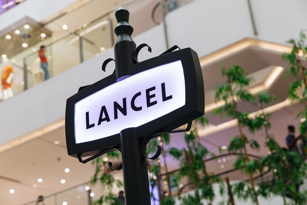 cửa hàng pop-up mang phong cách Paris của Lancel ở TP HCM