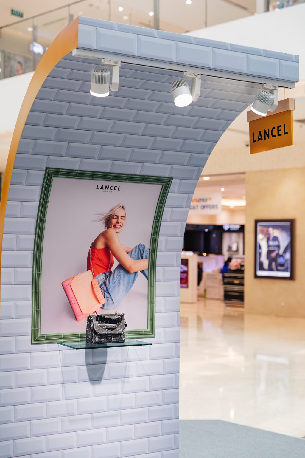 trưng bày túi xách trong pop-up store Lancel