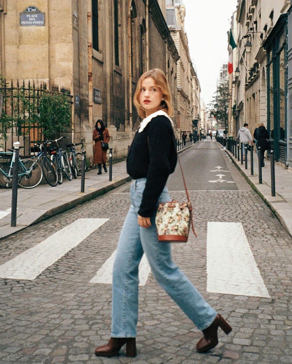 phối quần jeans ống đứng theo phong cách Parisian Chic