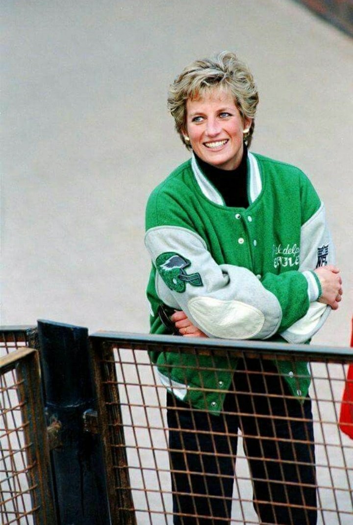 lady d ao varsity - Cách Công nương Diana thay đổi khái niệm về quần áo thể thao bằng phong cách Sporty Chic
