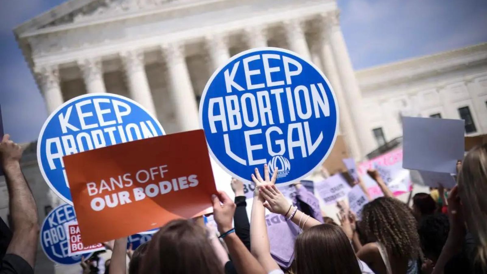 Có những ý kiến tranh cãi nào liên quan đến việc hủy bỏ hoặc thay đổi phán quyết Roe vs Wade?

