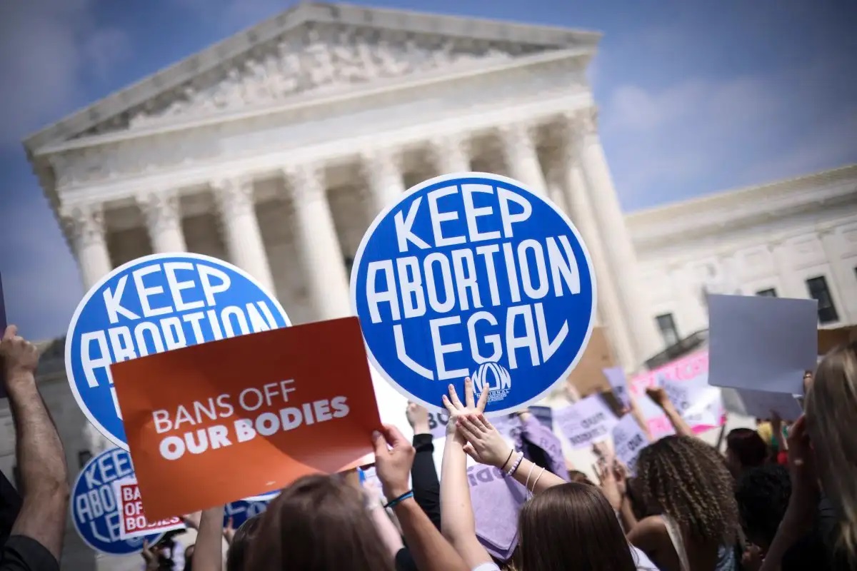 Người dân biểu tình phản đối phán quyết đảo ngược quyền phá thai ở Mỹ