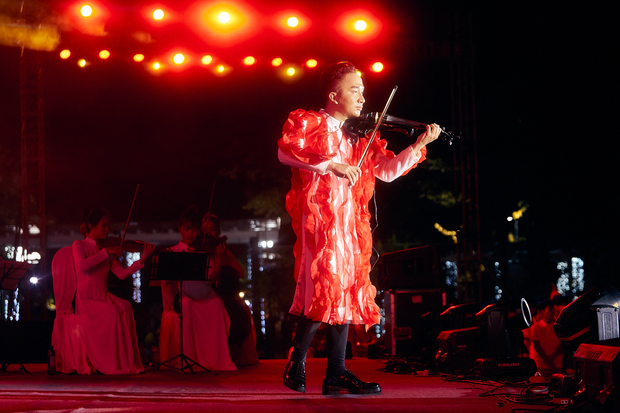 Hoàng Rob diễn violin
