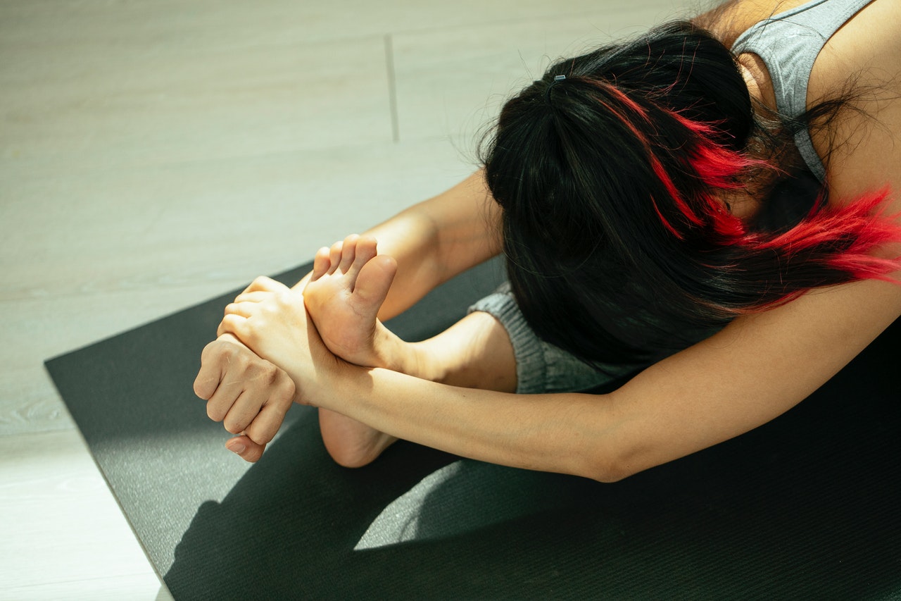 Janu Sirsasana - Xây dựng thói quen tập yoga 10 phút mỗi ngày trước khi ngủ