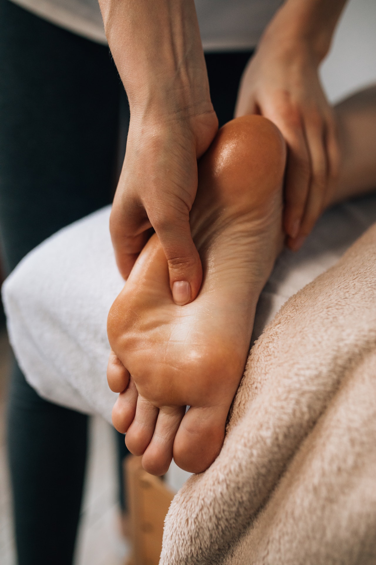 massage chân cho bàn chân đẹp