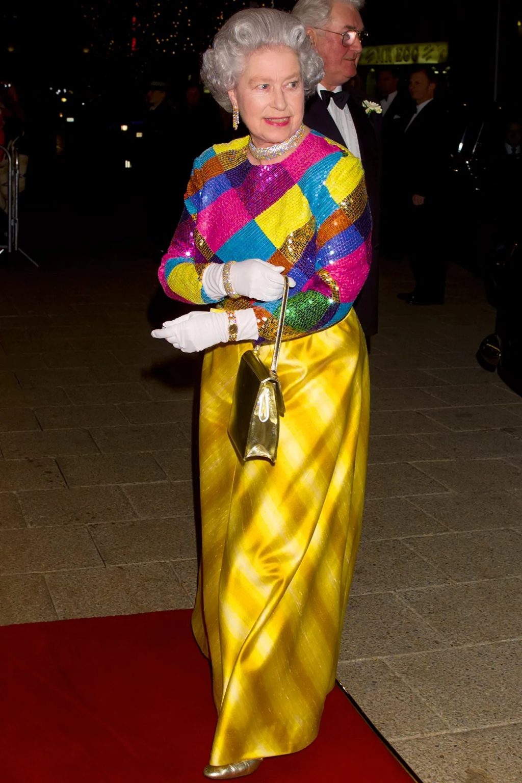 GettyImages nu hoang anh 1999 ao sequin 1024x1536 - Những người phụ nữ cách tân “triều đại thời trang” Hoàng gia Anh