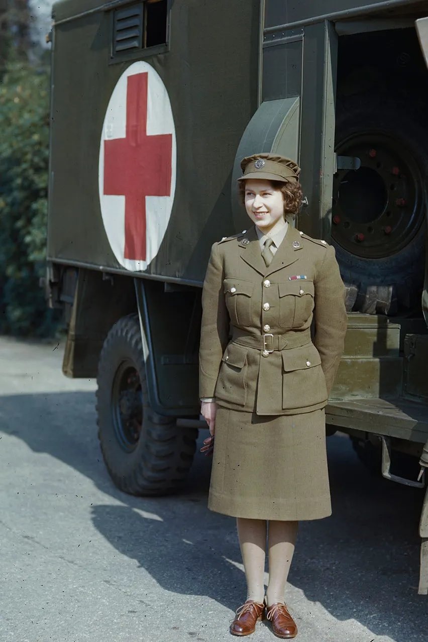 Công chúa Elizabeth mặc quân phục trong thế chiến hai