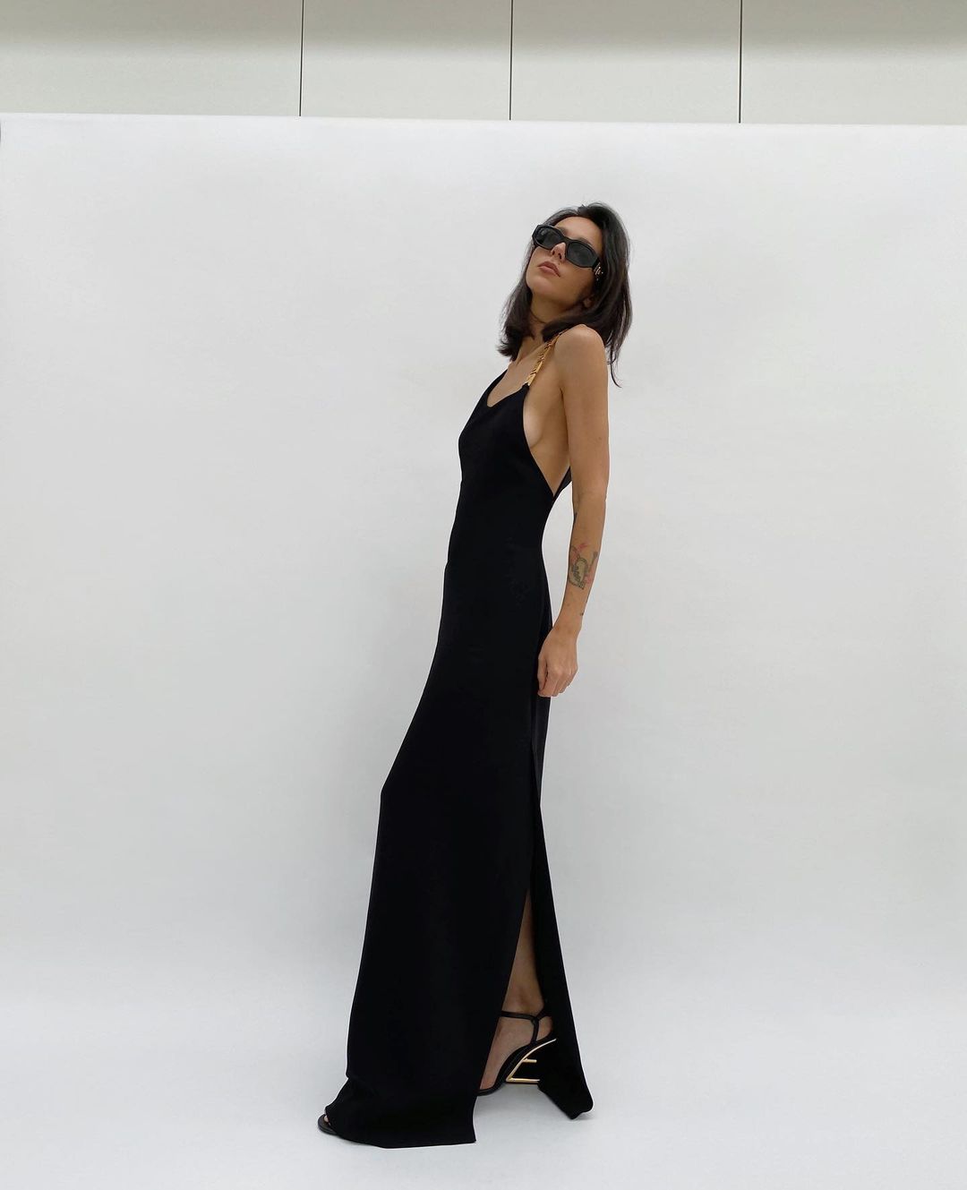 slip dress maxi màu đen xẻ tà