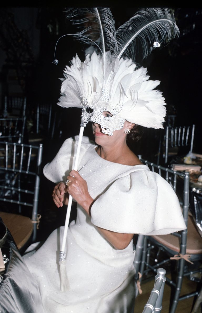Công chúa đeo mặt nạ cầu kỳ và mặc đầm trắng vào năm 1990
