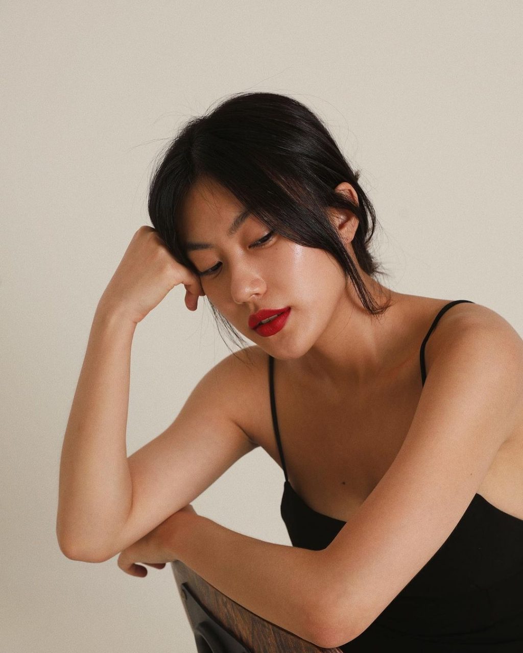 Jawline đẹp như điêu khắc | ELLE