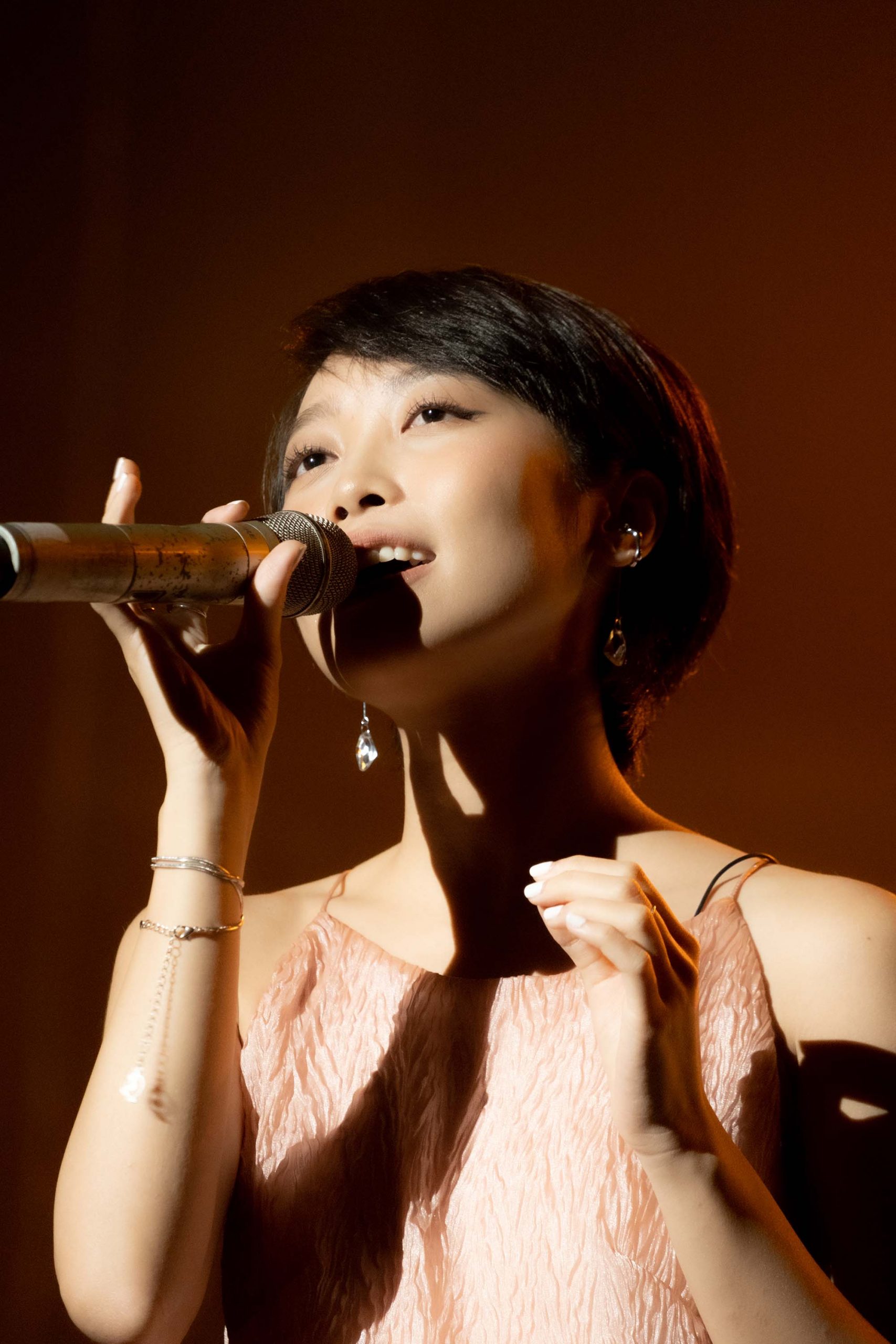 Trang biểu diễn các ca khúc của mình