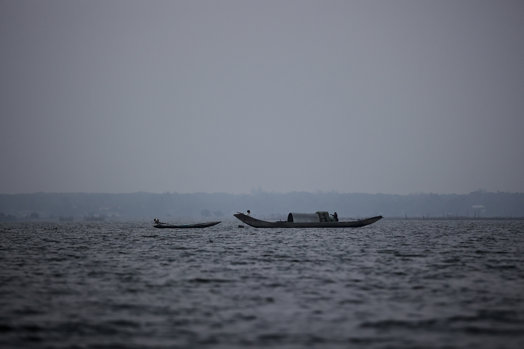 phá tam giang ngư dân trên thuyền