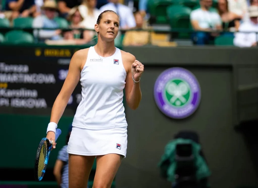 Karolina pliskova trang phuc wimbledon 2022 1024x747 - Ai cũng mặc màu trắng ở Wimbledon, các tay vợt làm gì để tạo dấu ấn cá nhân?