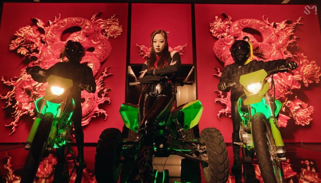 Đo độ đầu tư của SM cho phong cách “nữ sinh điện tử” của aespa trong MV Girls giselle phong cach cyberpunk 1024x583 - Đo độ đầu tư của SM cho phong cách “nữ sinh điện tử” của aespa trong MV Girls