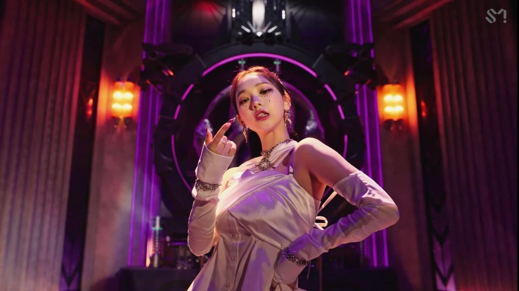 Đo độ đầu tư của SM cho phong cách “nữ sinh điện tử” của aespa trong MV Girls karina trong mv girls aespa 1024x574 - Đo độ đầu tư của SM cho phong cách “nữ sinh điện tử” của aespa trong MV Girls