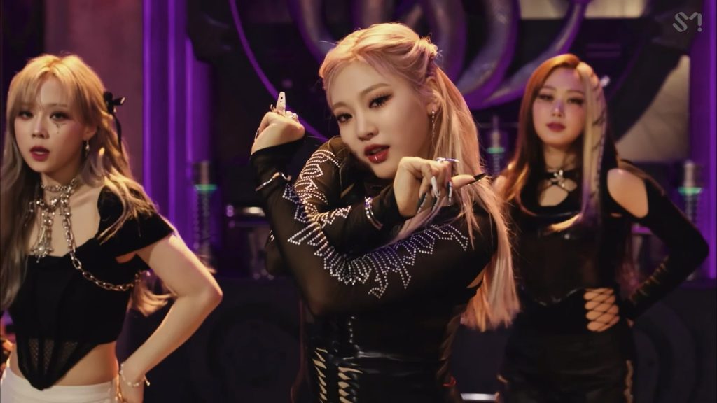 Đo độ đầu tư của SM cho phong cách “nữ sinh điện tử” của aespa trong MV Girls ningning voi phong cach cyberpunk 1024x576 - Đo độ đầu tư của SM cho phong cách “nữ sinh điện tử” của aespa trong MV Girls