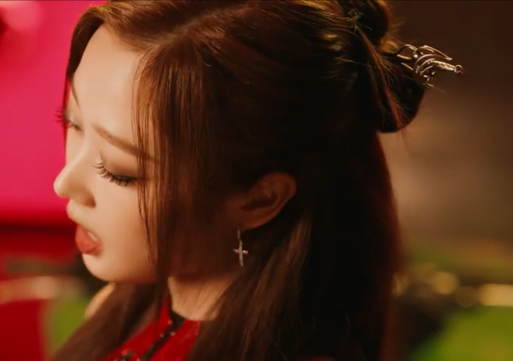 Đo độ đầu tư của SM cho phong cách “nữ sinh điện tử” của aespa trong MV Girls giselle tram cai la lune - Đo độ đầu tư của SM cho phong cách “nữ sinh điện tử” của aespa trong MV Girls