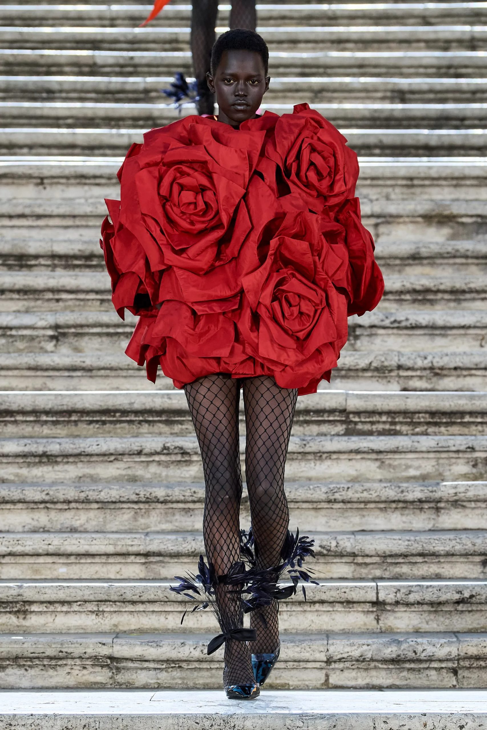 01 valentino fall 2022 hc scaled - Haute Couture Thu-Đông 2022 (Phần 2): Trở về cội rễ