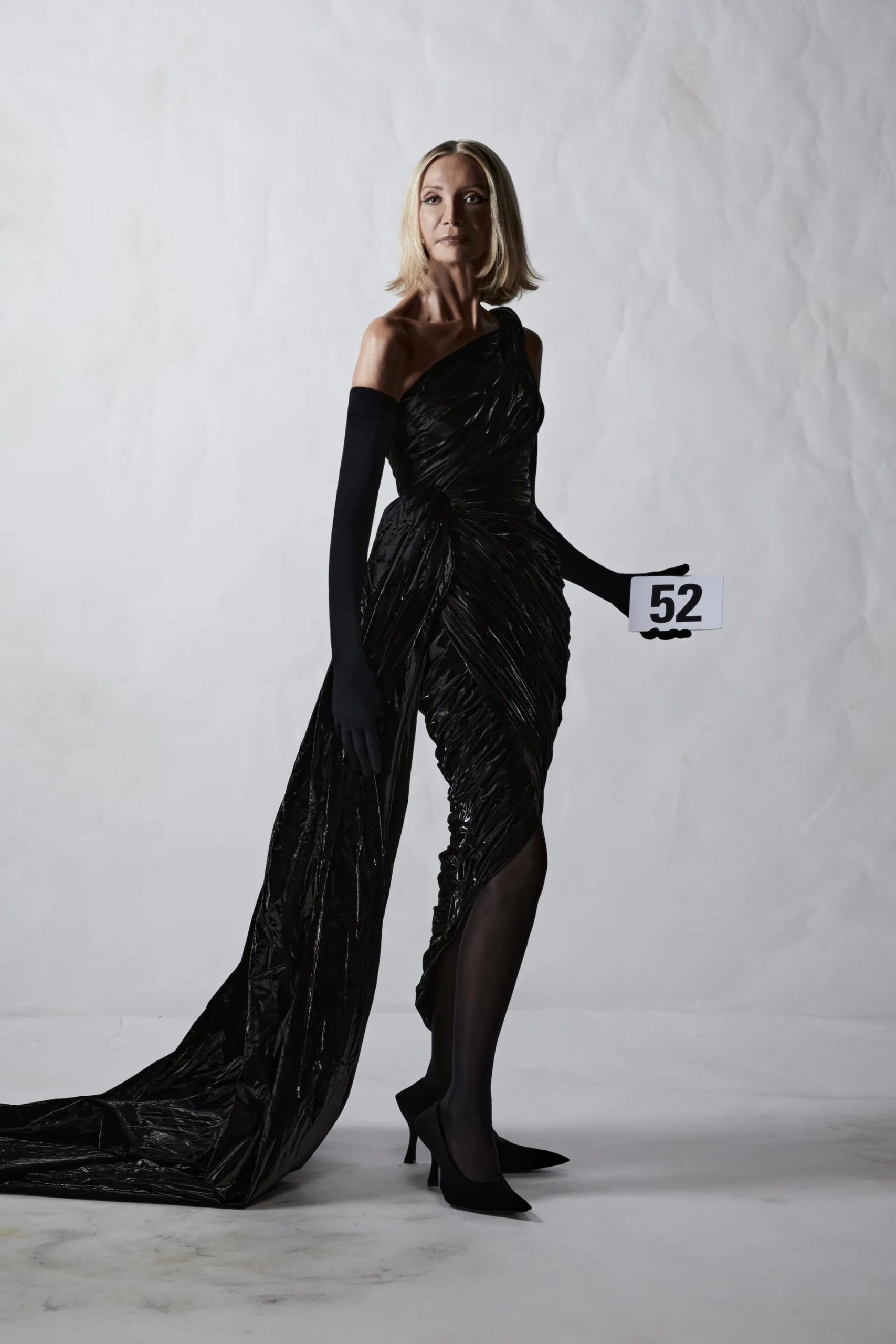 Danielle Slavik trong show Balenciaga Haute Couture Thu Đông 2022