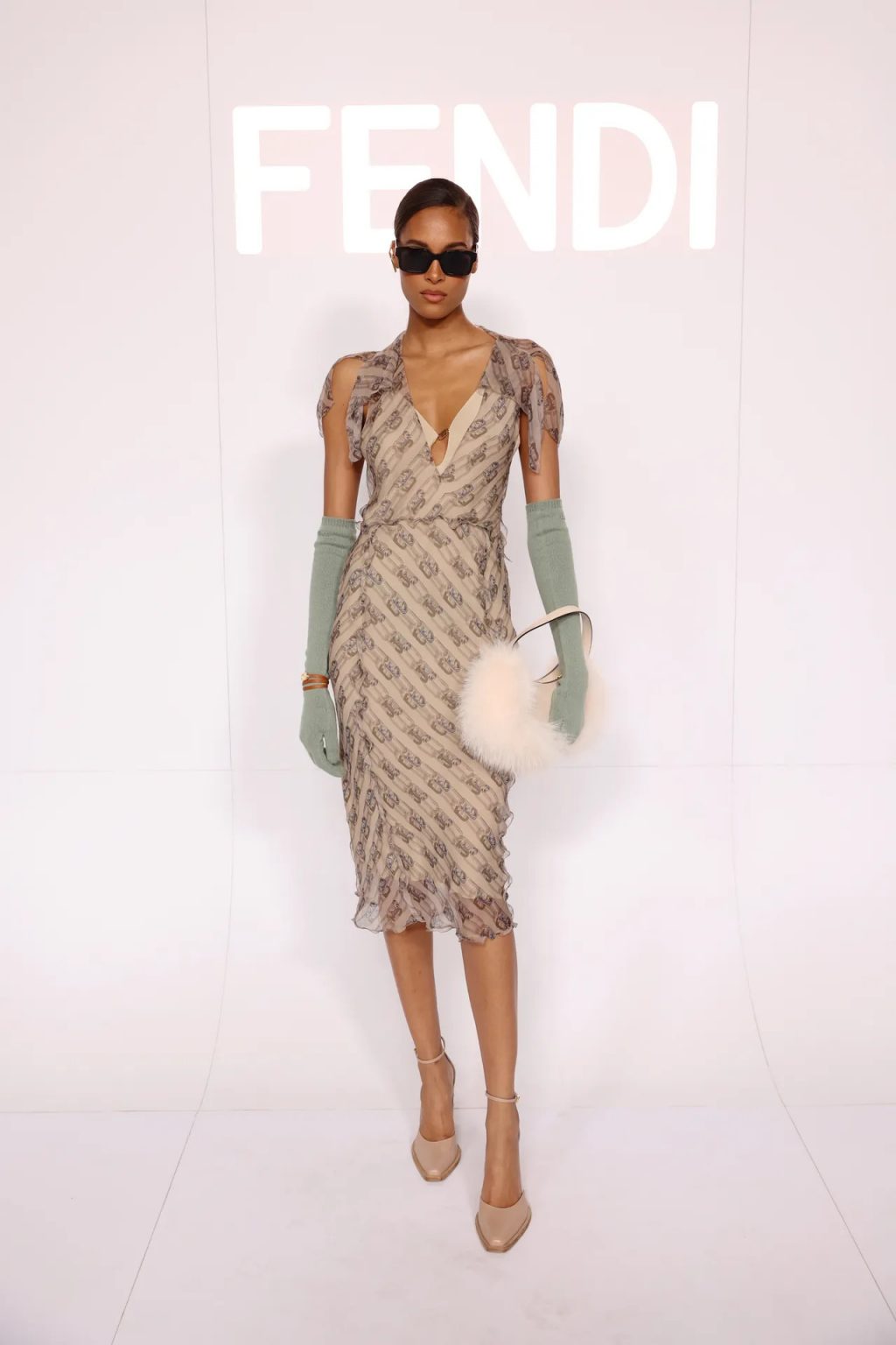 cindy bruna tham du show haute couture fendi aw22 1024x1536 - 10 ngôi sao mặc đẹp nhất Paris Fashion Week mùa Haute Couture Thu-Đông 2022