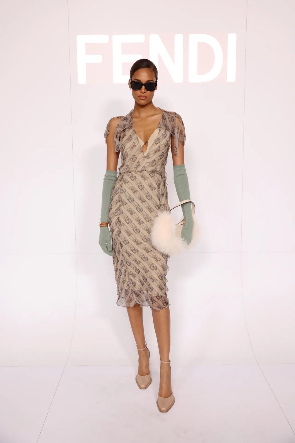 Cindy Bruna tham dự show Haute Couture Fendi AW 22