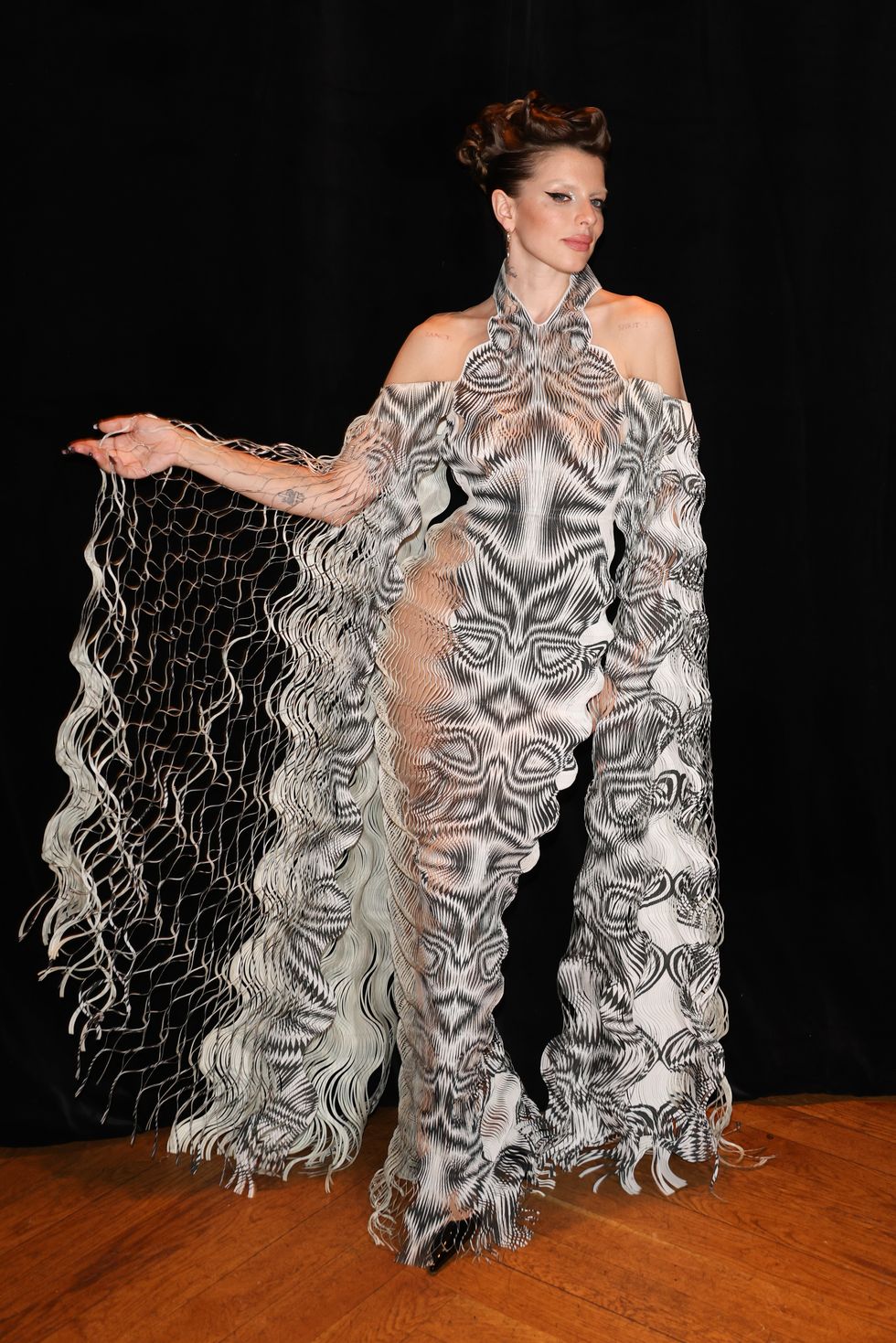 Julia Fox tại Iris Van Herpen Paris Fashion Week Haute Couture