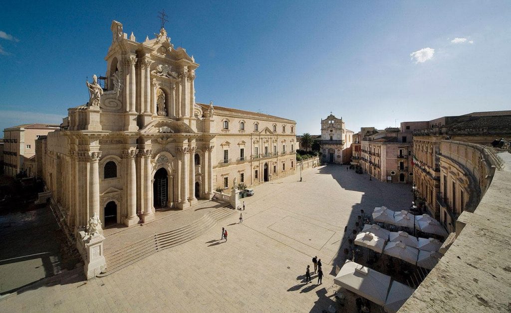 Góc rộng trời đẹp và nắng tại quảng trường Piazza del Duomo ở Siracusa tỉnh Sicily, Ý cho Dolce & gabban show